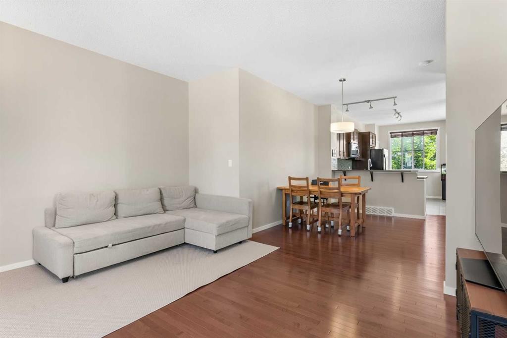 58 Evansview Road Nw, Calgary, AB - Indoor Photo Showing Living Room