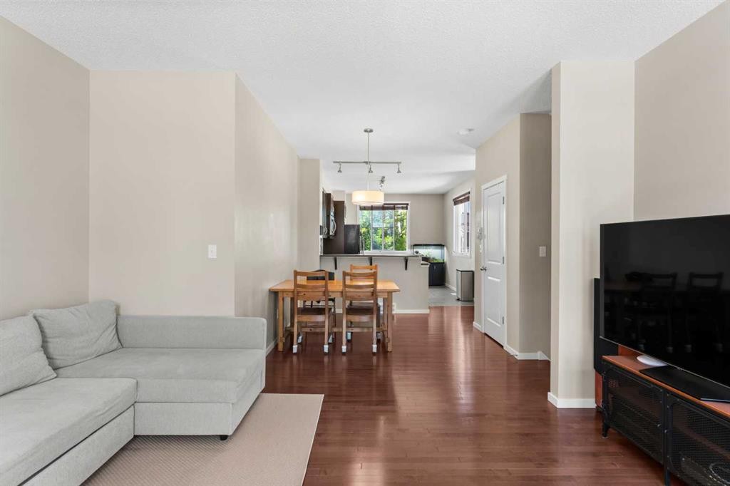58 Evansview Road Nw, Calgary, AB - Indoor Photo Showing Living Room