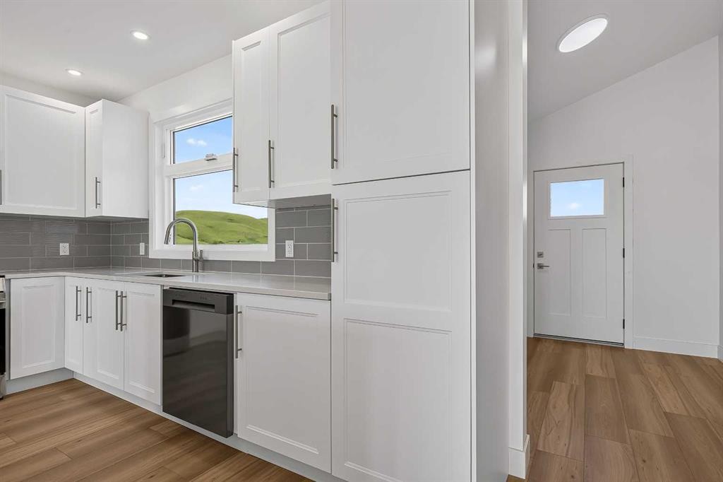 8 Diamond Valley Close, Carbon, AB - Indoor Photo Showing Kitchen With Upgraded Kitchen
