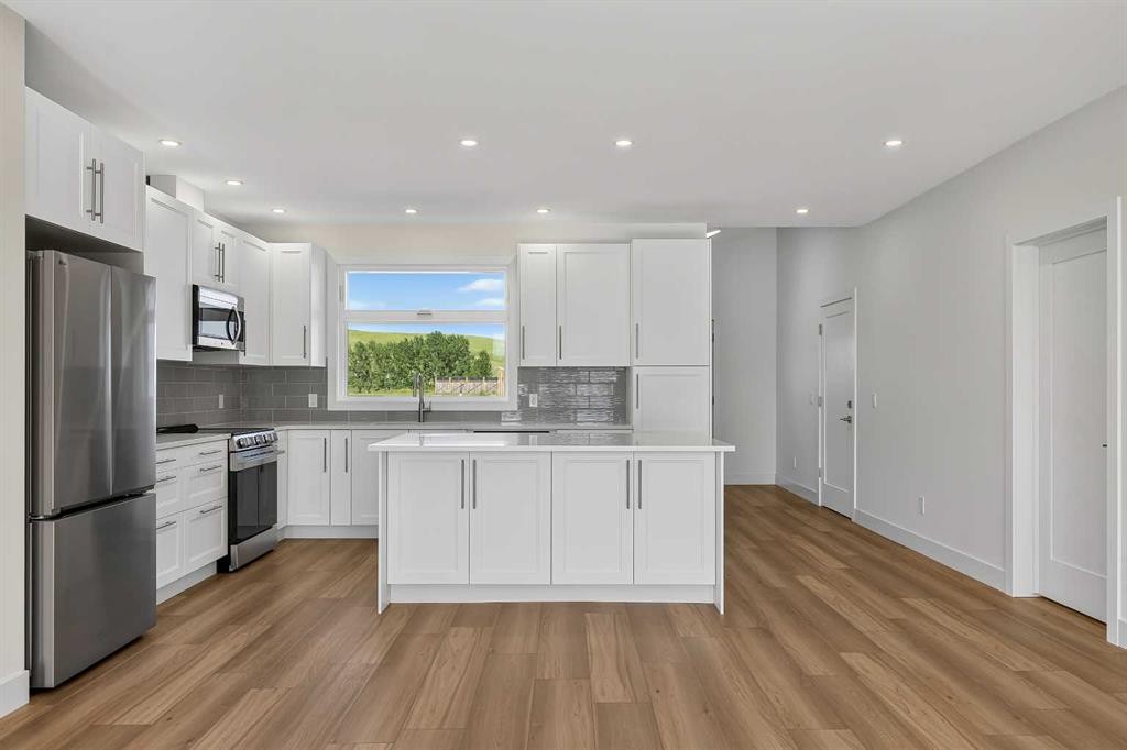 8 Diamond Valley Close, Carbon, AB - Indoor Photo Showing Kitchen With Stainless Steel Kitchen With Upgraded Kitchen