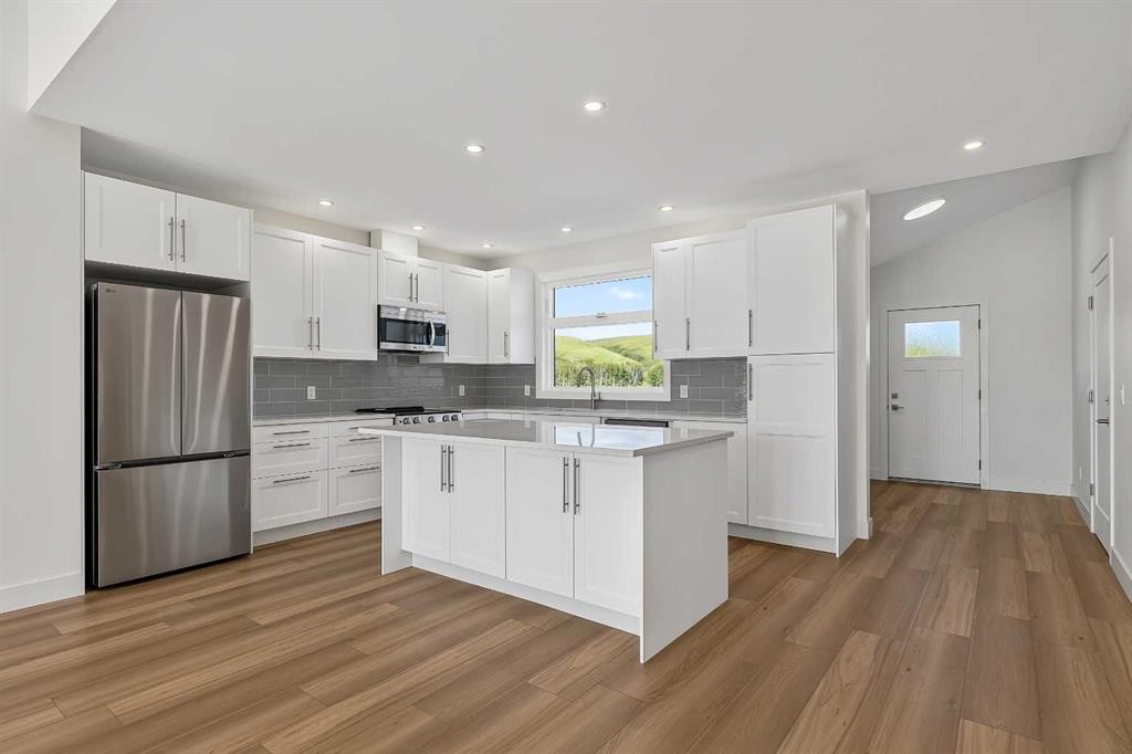 8 Diamond Valley Close, Carbon, AB - Indoor Photo Showing Kitchen With Stainless Steel Kitchen With Upgraded Kitchen
