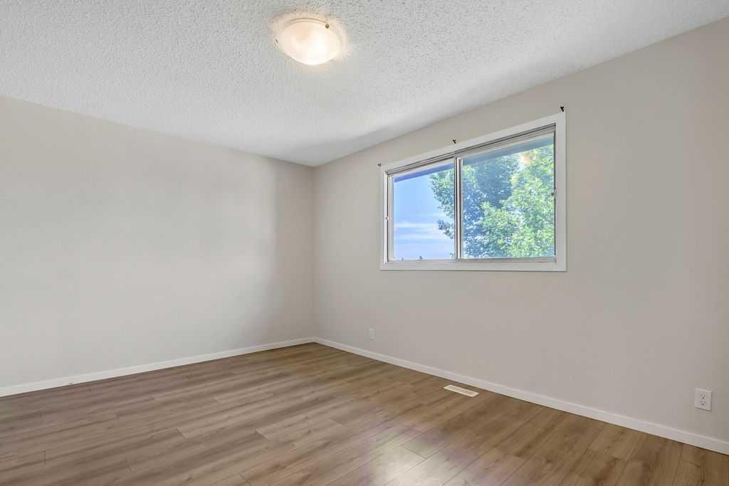 122 Bergen Road Nw, Calgary, AB - Indoor Photo Showing Other Room