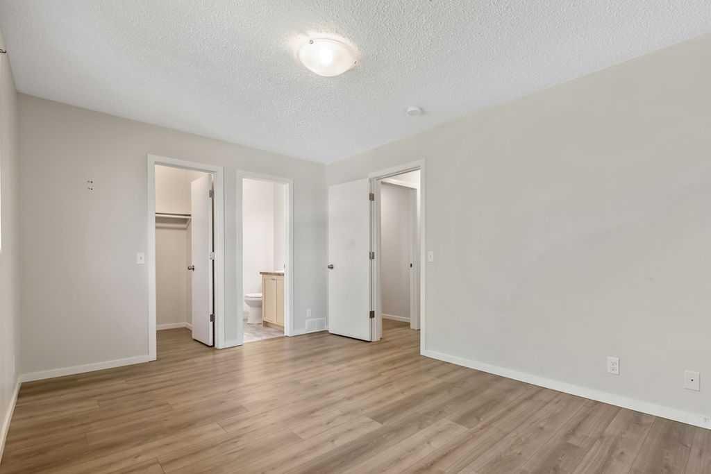 122 Bergen Road Nw, Calgary, AB - Indoor Photo Showing Other Room