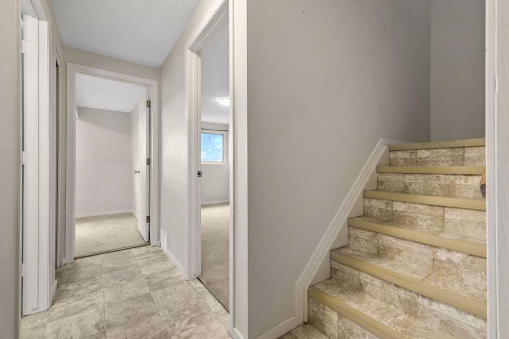 122 Bergen Road Nw, Calgary, AB - Indoor Photo Showing Other Room