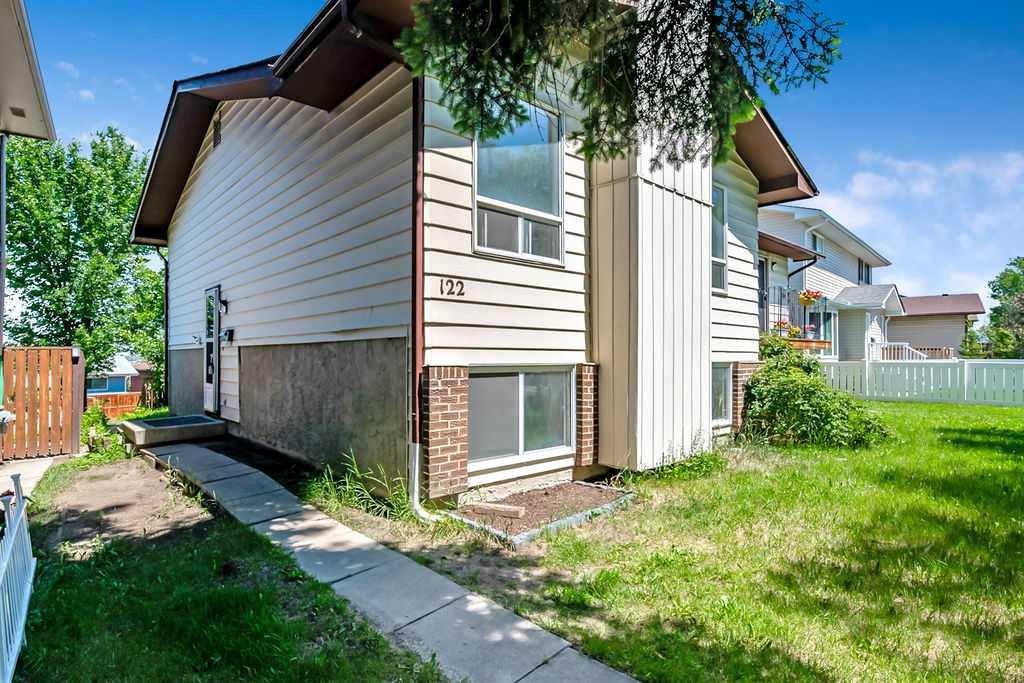 122 Bergen Road Nw, Calgary, AB - Outdoor With Exterior