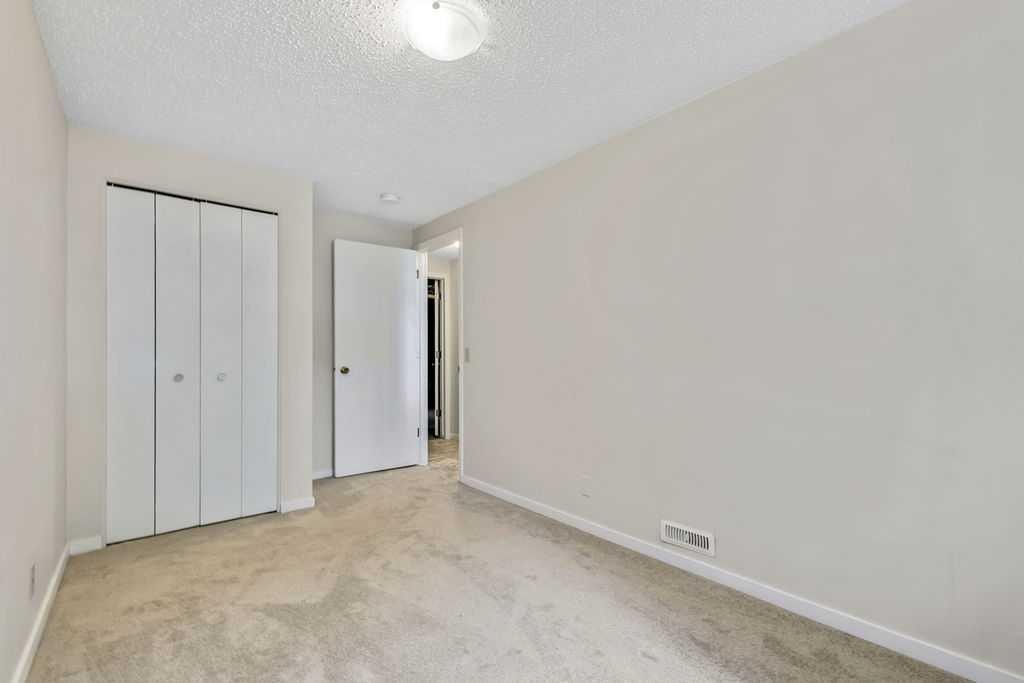 122 Bergen Road Nw, Calgary, AB - Indoor Photo Showing Other Room