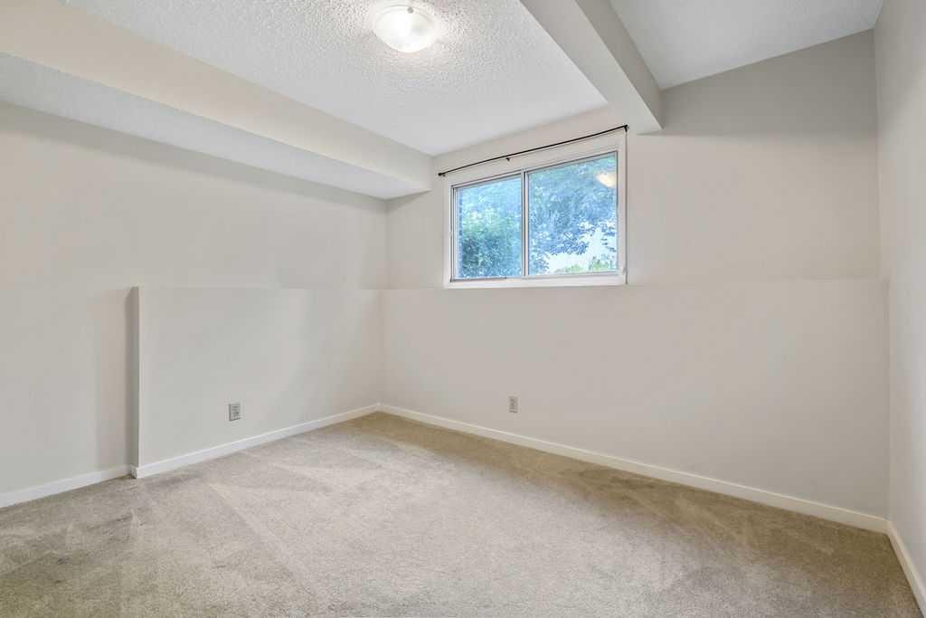 122 Bergen Road Nw, Calgary, AB - Indoor Photo Showing Other Room