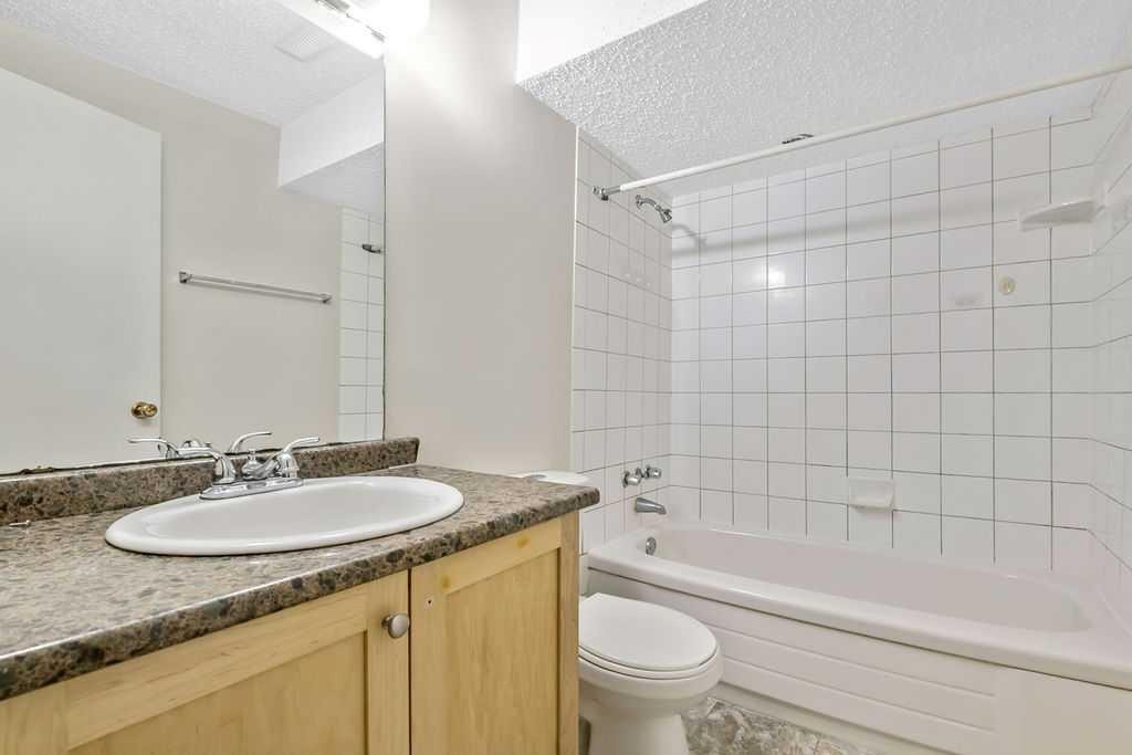 122 Bergen Road Nw, Calgary, AB - Indoor Photo Showing Bathroom