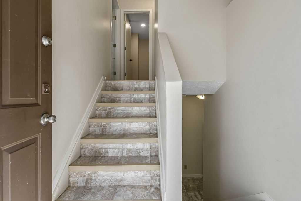 122 Bergen Road Nw, Calgary, AB - Indoor Photo Showing Other Room