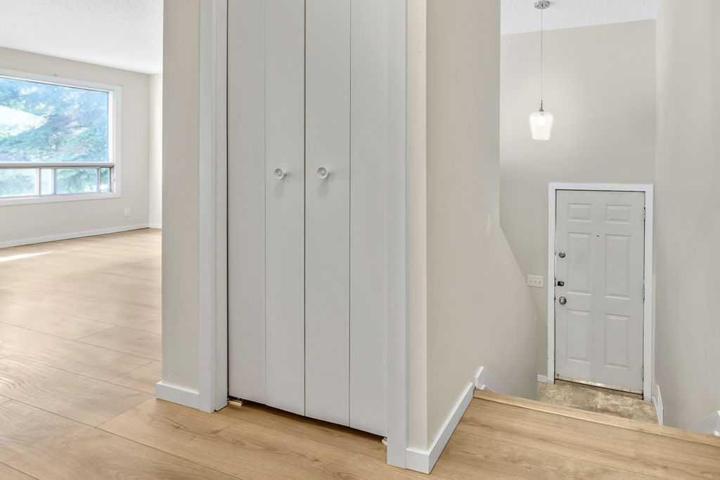 122 Bergen Road Nw, Calgary, AB - Indoor Photo Showing Other Room