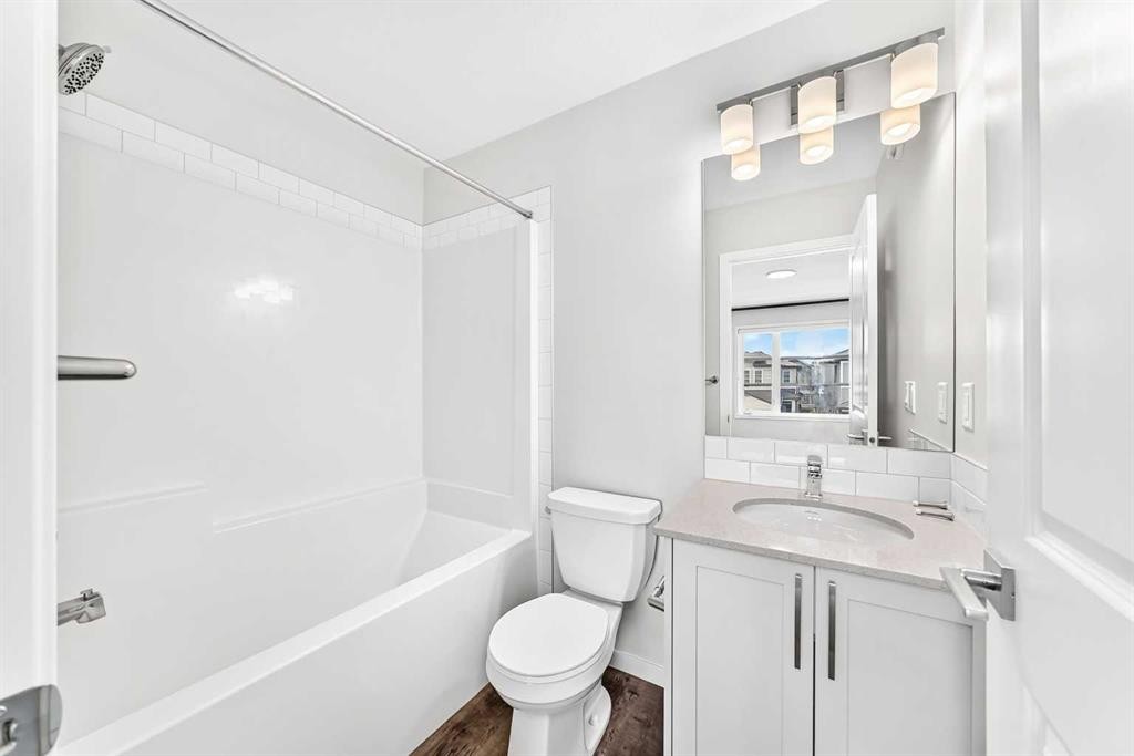 41 Corner Glen Row Ne, Calgary, AB - Indoor Photo Showing Bathroom