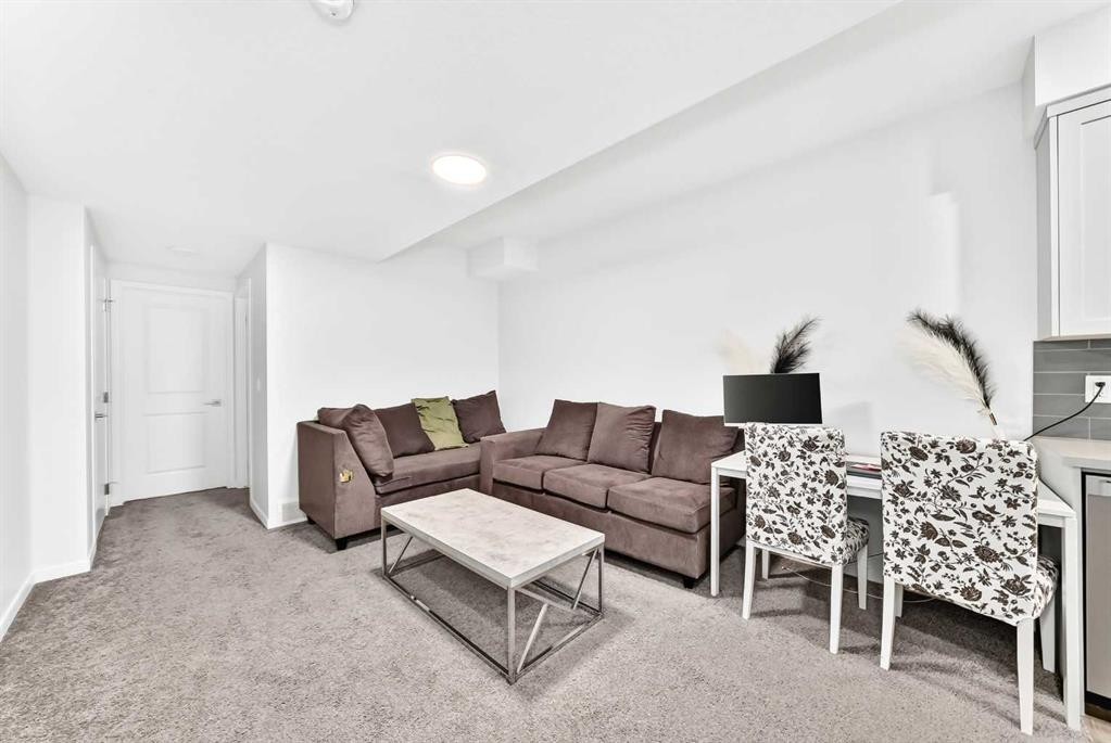 41 Corner Glen Row Ne, Calgary, AB - Indoor Photo Showing Living Room