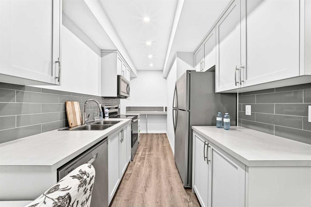 41 Corner Glen Row Ne, Calgary, AB - Indoor Photo Showing Kitchen With Double Sink