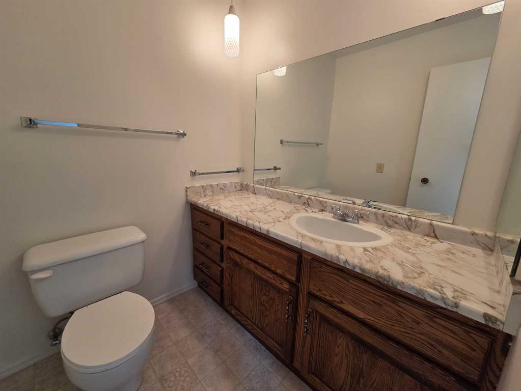 5936 Dalmead Crescent Nw, Calgary, AB - Indoor Photo Showing Bathroom