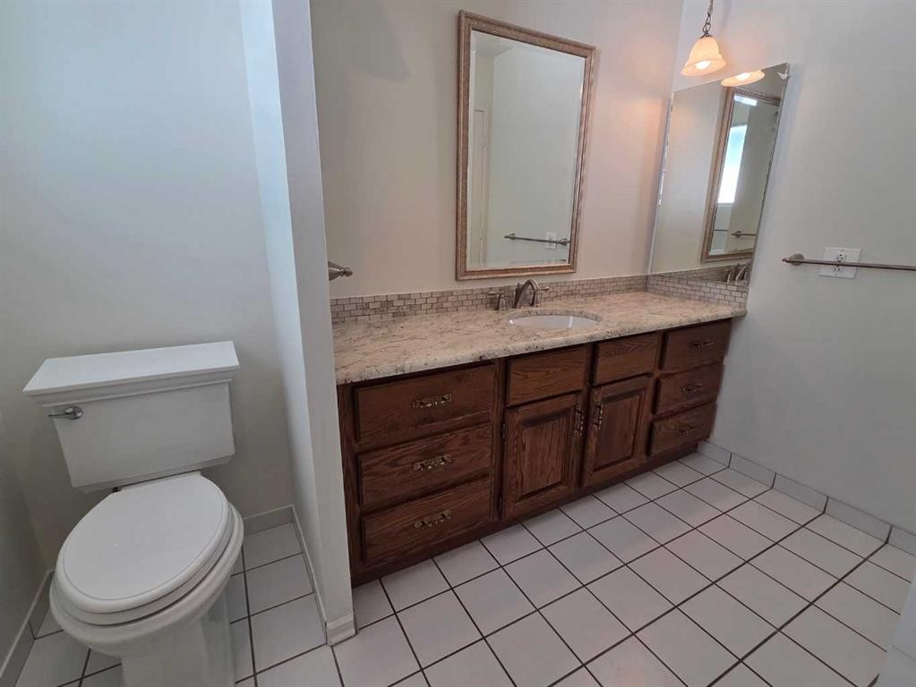 5936 Dalmead Crescent Nw, Calgary, AB - Indoor Photo Showing Bathroom