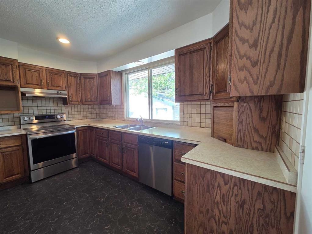 5936 Dalmead Crescent Nw, Calgary, AB - Indoor Photo Showing Kitchen With Double Sink