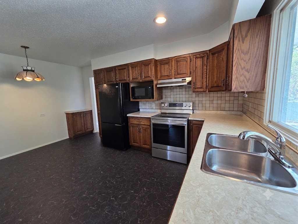 5936 Dalmead Crescent Nw, Calgary, AB - Indoor Photo Showing Kitchen With Double Sink