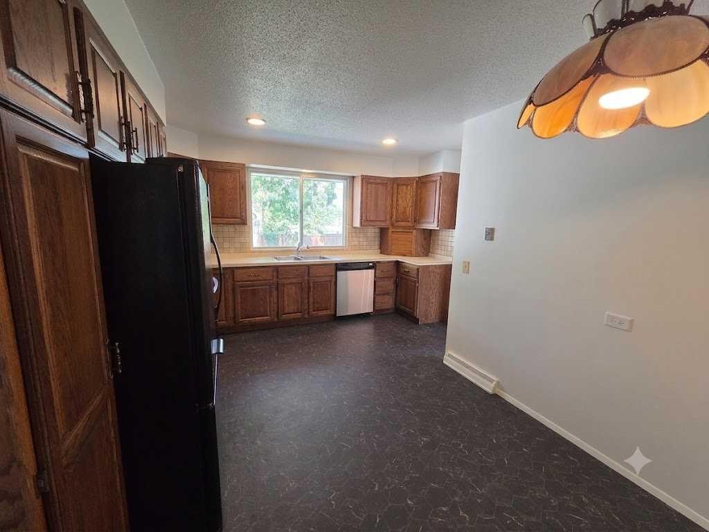 5936 Dalmead Crescent Nw, Calgary, AB - Indoor Photo Showing Kitchen