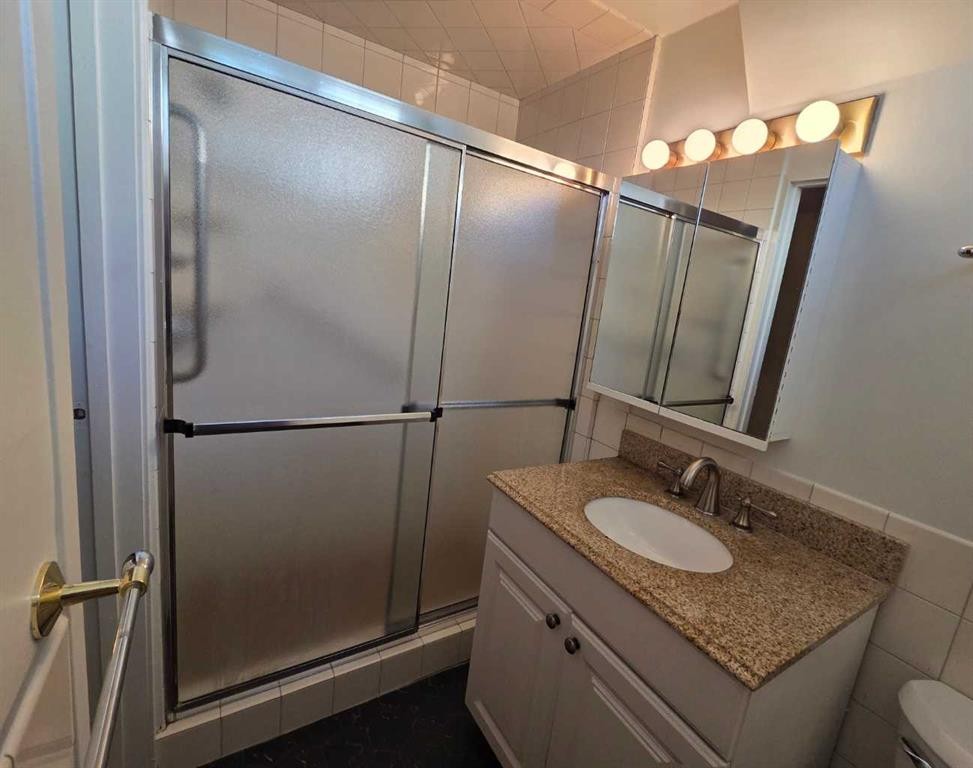 5936 Dalmead Crescent Nw, Calgary, AB - Indoor Photo Showing Bathroom
