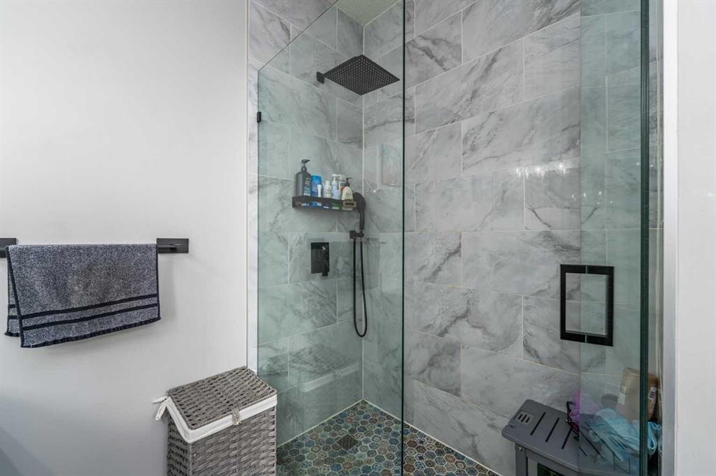 46 Yorkstone Way Sw, Calgary, AB - Indoor Photo Showing Bathroom