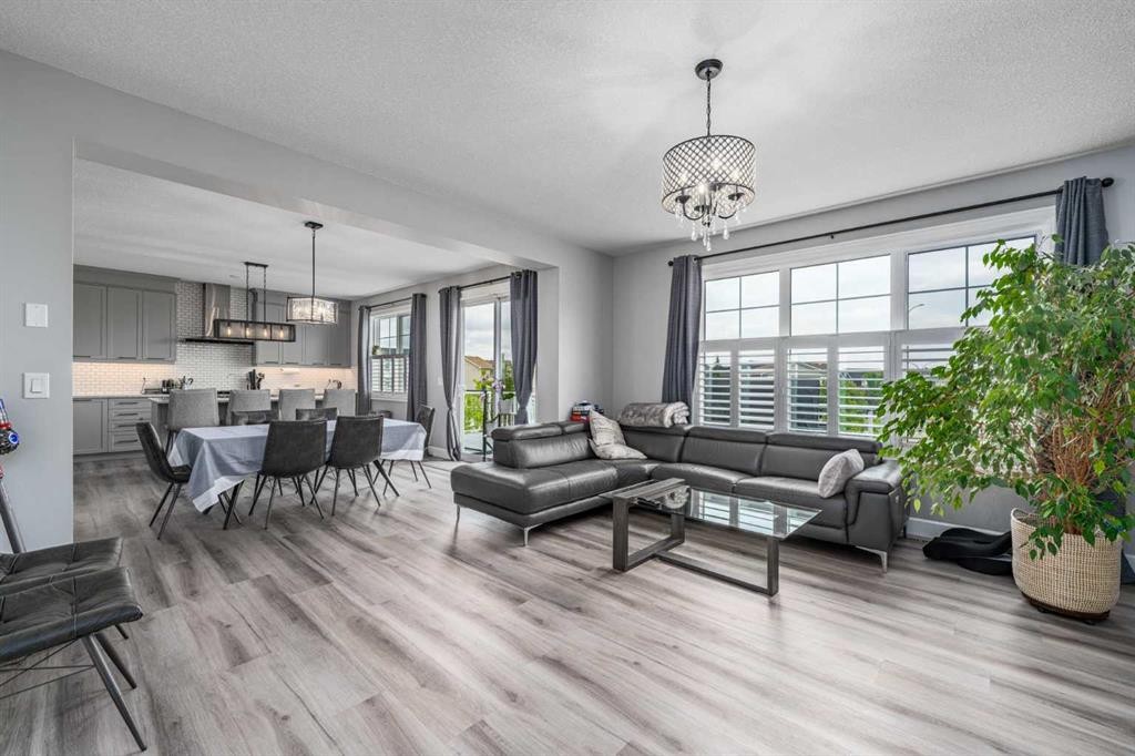 46 Yorkstone Way Sw, Calgary, AB - Indoor Photo Showing Living Room