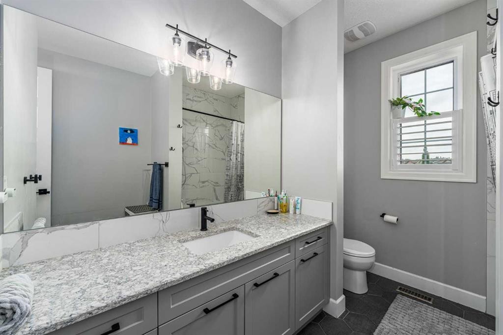 46 Yorkstone Way Sw, Calgary, AB - Indoor Photo Showing Bathroom