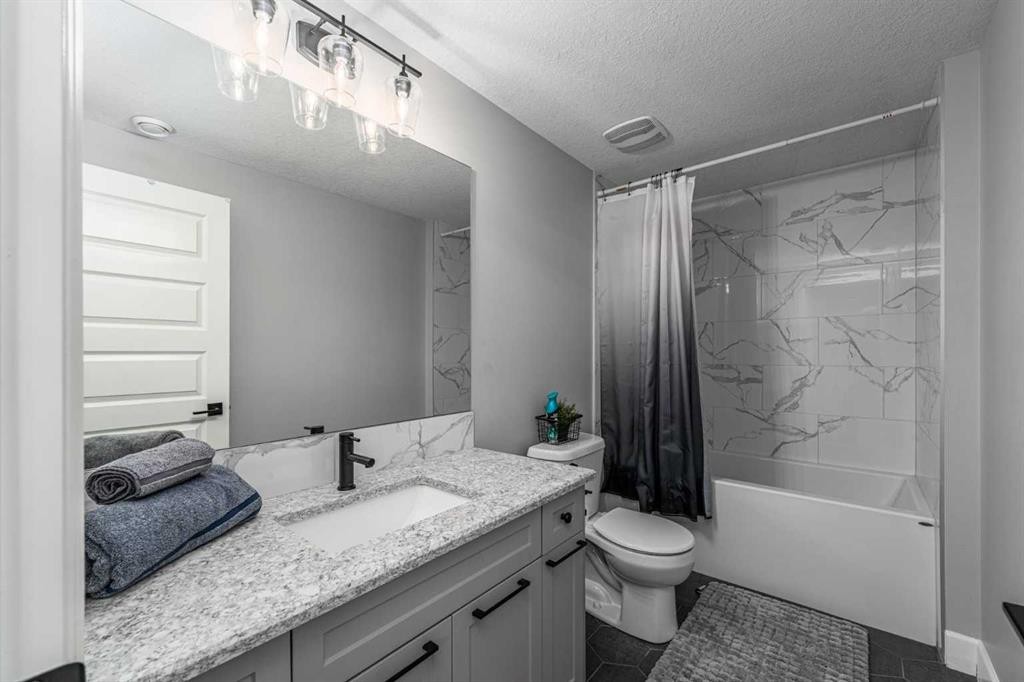 46 Yorkstone Way Sw, Calgary, AB - Indoor Photo Showing Bathroom