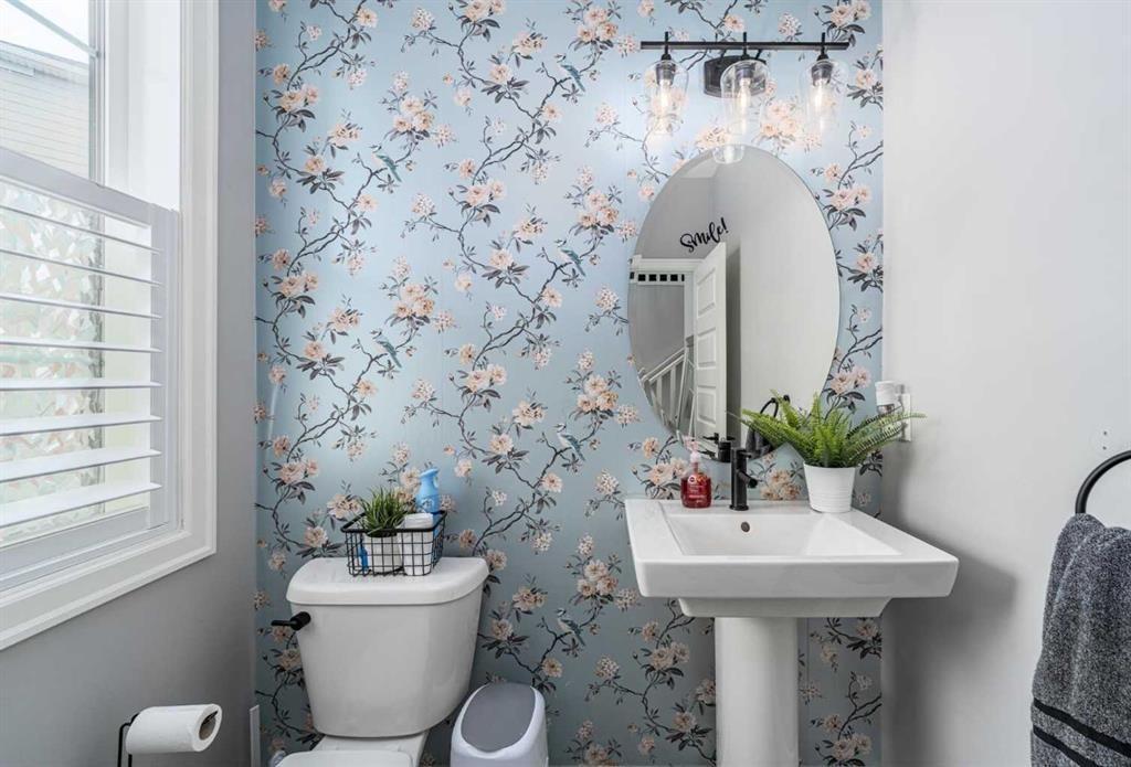 46 Yorkstone Way Sw, Calgary, AB - Indoor Photo Showing Bathroom