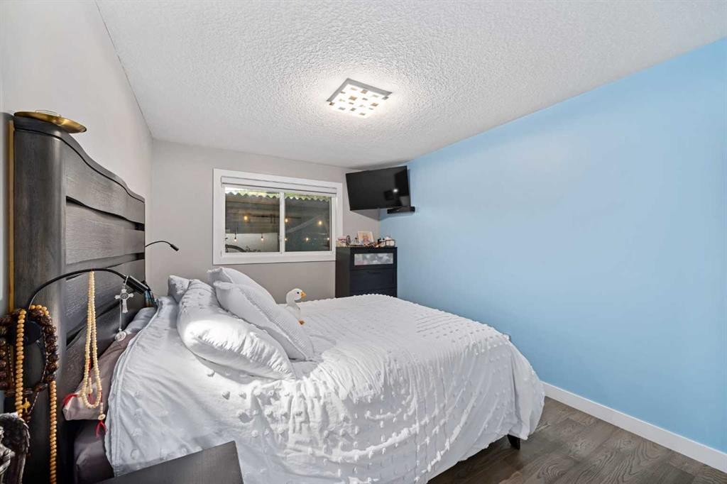 80 Allandale Close Se, Calgary, AB - Indoor Photo Showing Bedroom