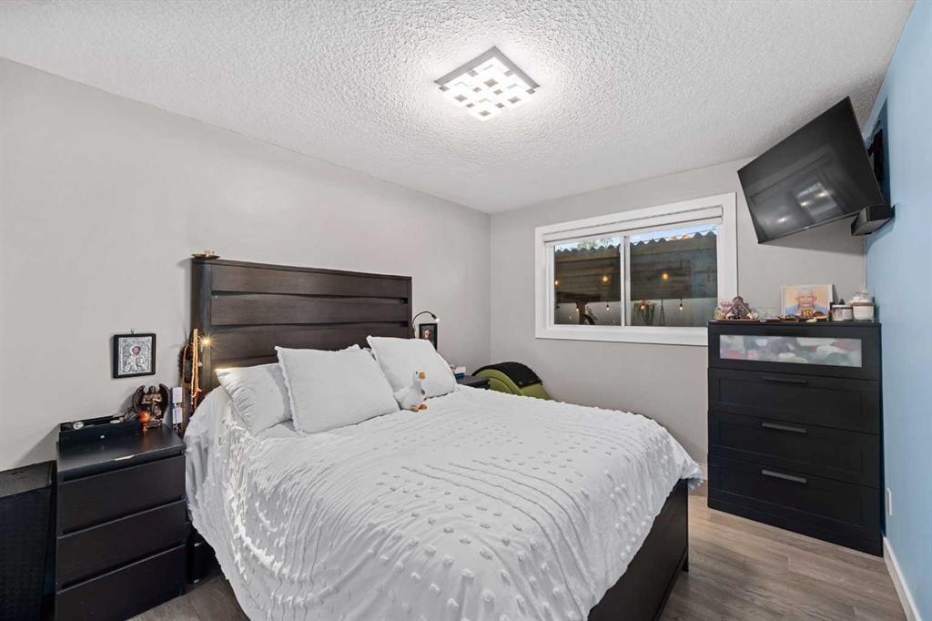 80 Allandale Close Se, Calgary, AB - Indoor Photo Showing Bedroom