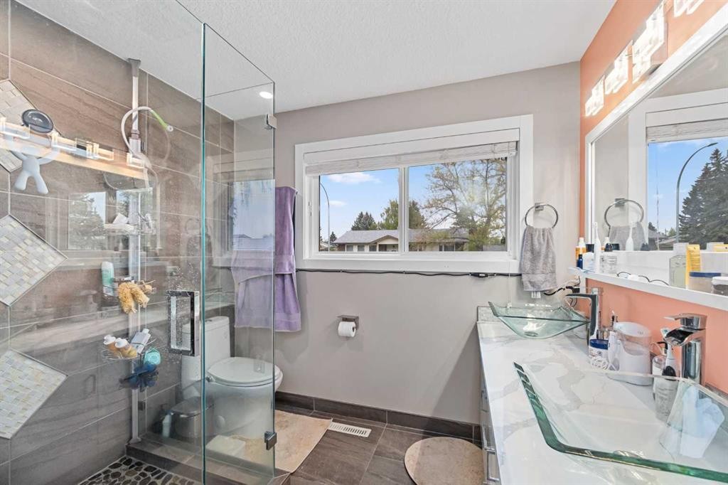 80 Allandale Close Se, Calgary, AB - Indoor Photo Showing Bathroom