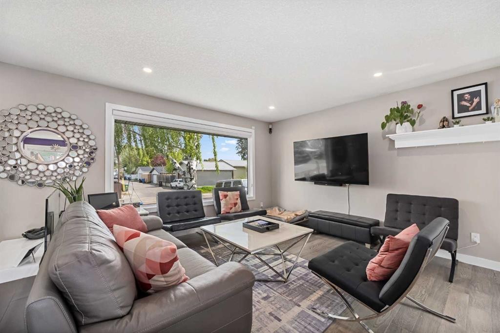 80 Allandale Close Se, Calgary, AB - Indoor Photo Showing Living Room