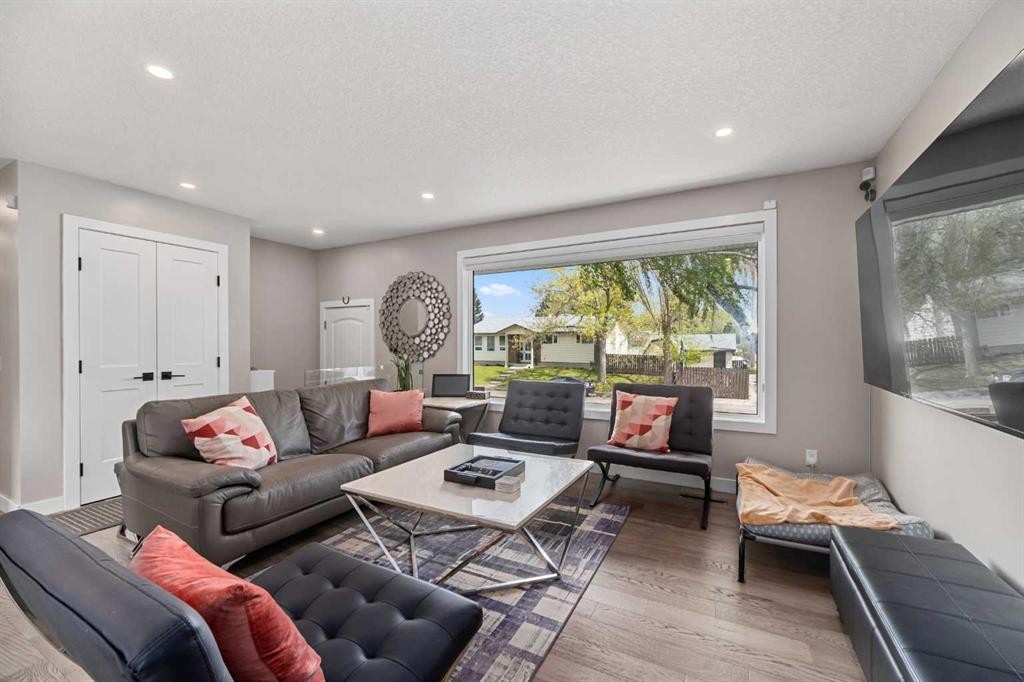 80 Allandale Close Se, Calgary, AB - Indoor Photo Showing Living Room