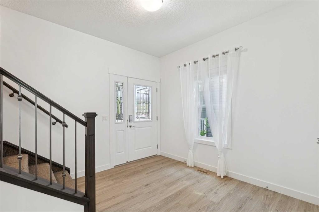 17 Crestbrook Hill Sw, Calgary, AB