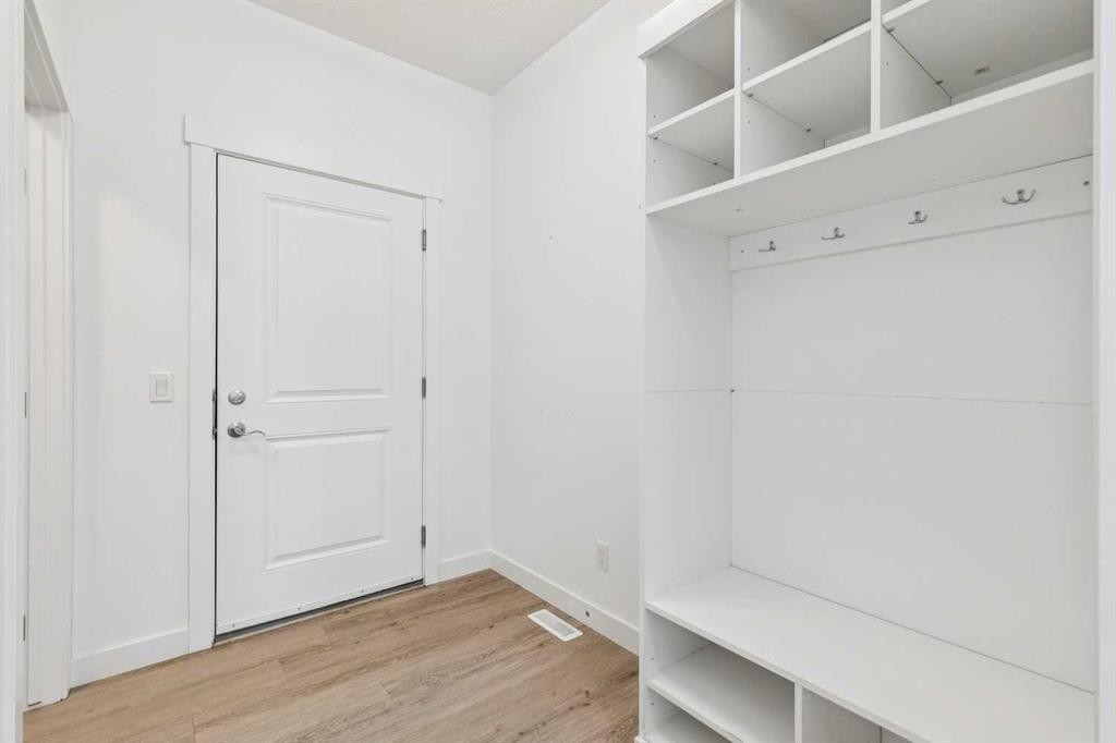 17 Crestbrook Hill Sw, Calgary, AB