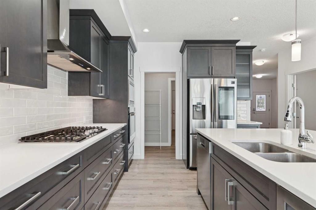 17 Crestbrook Hill Sw, Calgary, AB