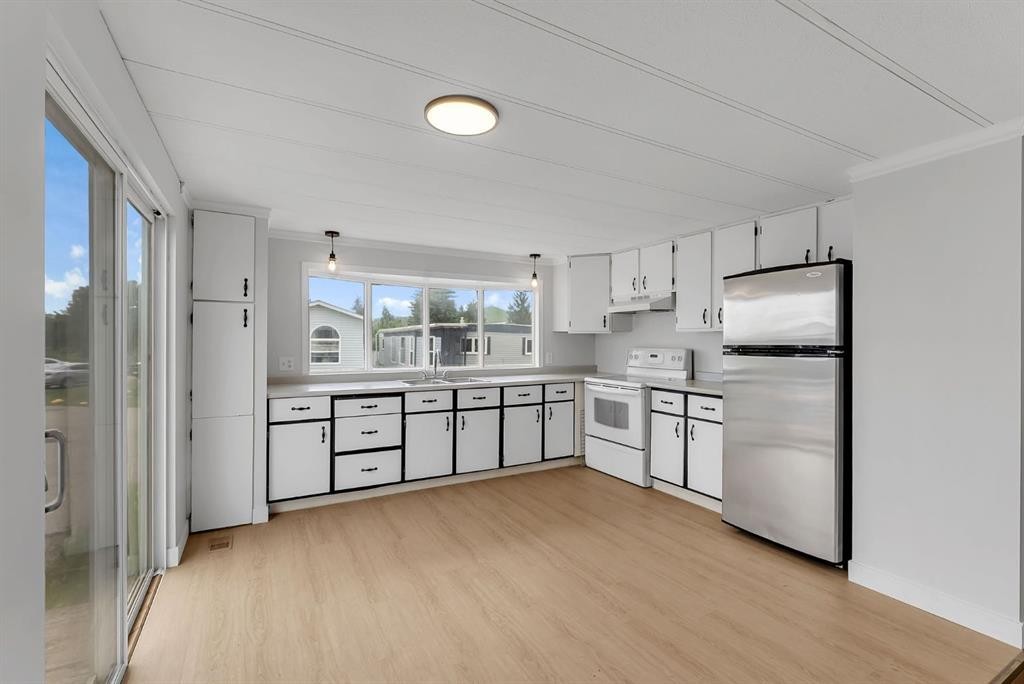 3223 83 Street Nw, Calgary, AB