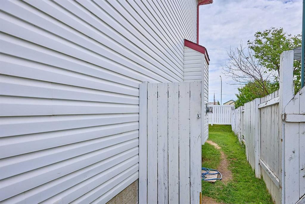 117 Douglas Ridge Circle Se, Calgary, AB