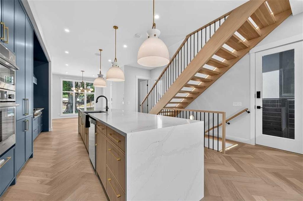 924 33A Street Nw, Calgary, AB - Indoor Photo Showing Kitchen With Upgraded Kitchen