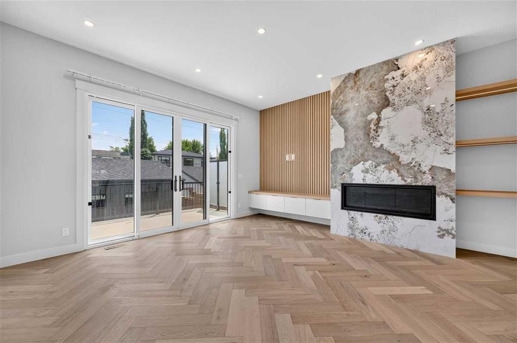 924 33A Street Nw, Calgary, AB - Indoor With Fireplace