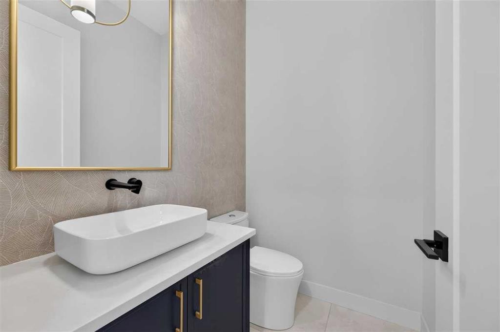 924 33A Street Nw, Calgary, AB - Indoor Photo Showing Bathroom