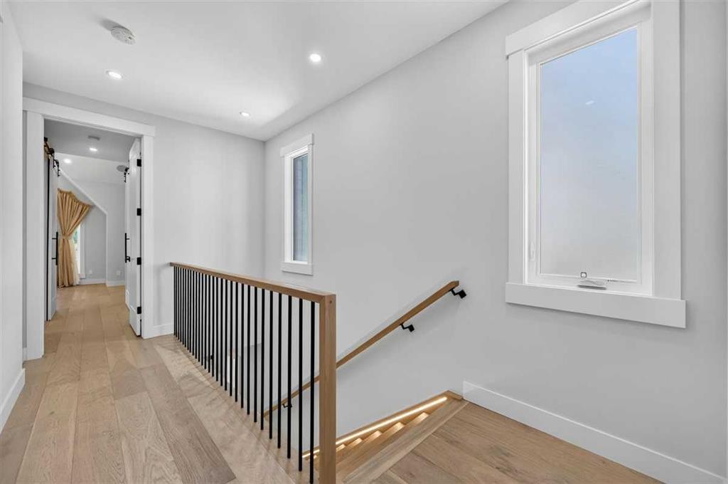 924 33A Street Nw, Calgary, AB - Indoor Photo Showing Other Room