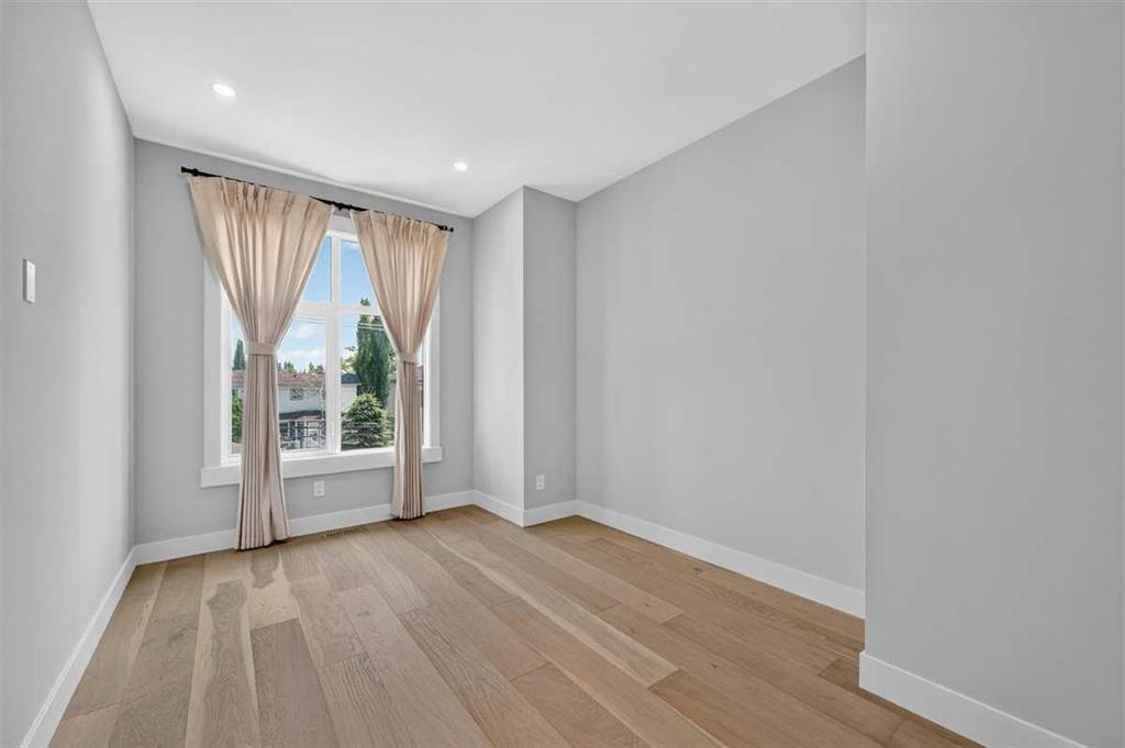 924 33A Street Nw, Calgary, AB - Indoor Photo Showing Other Room