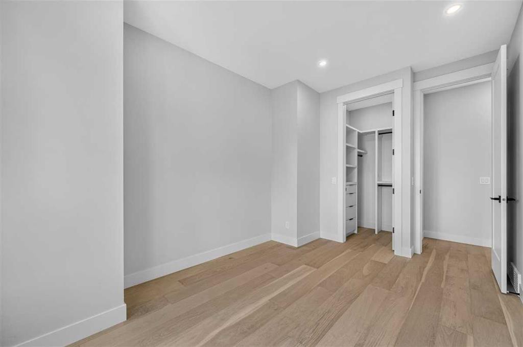 924 33A Street Nw, Calgary, AB - Indoor Photo Showing Other Room