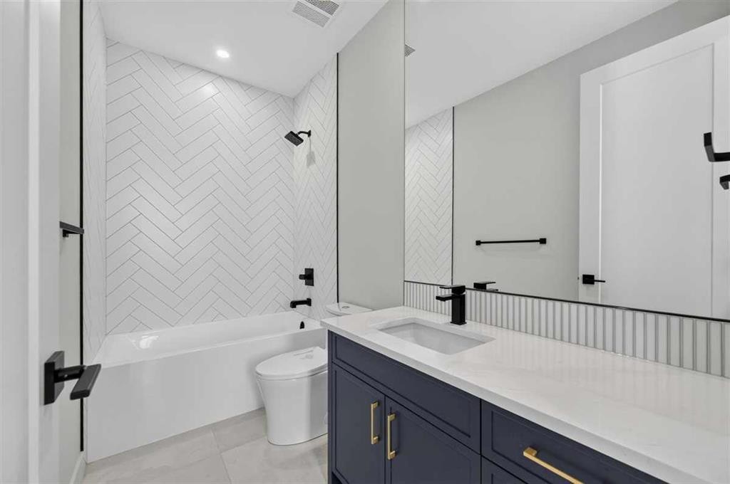 924 33A Street Nw, Calgary, AB - Indoor Photo Showing Bathroom