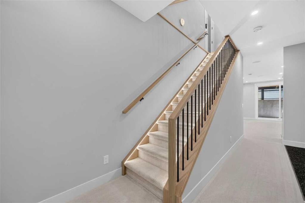 924 33A Street Nw, Calgary, AB - Indoor Photo Showing Other Room