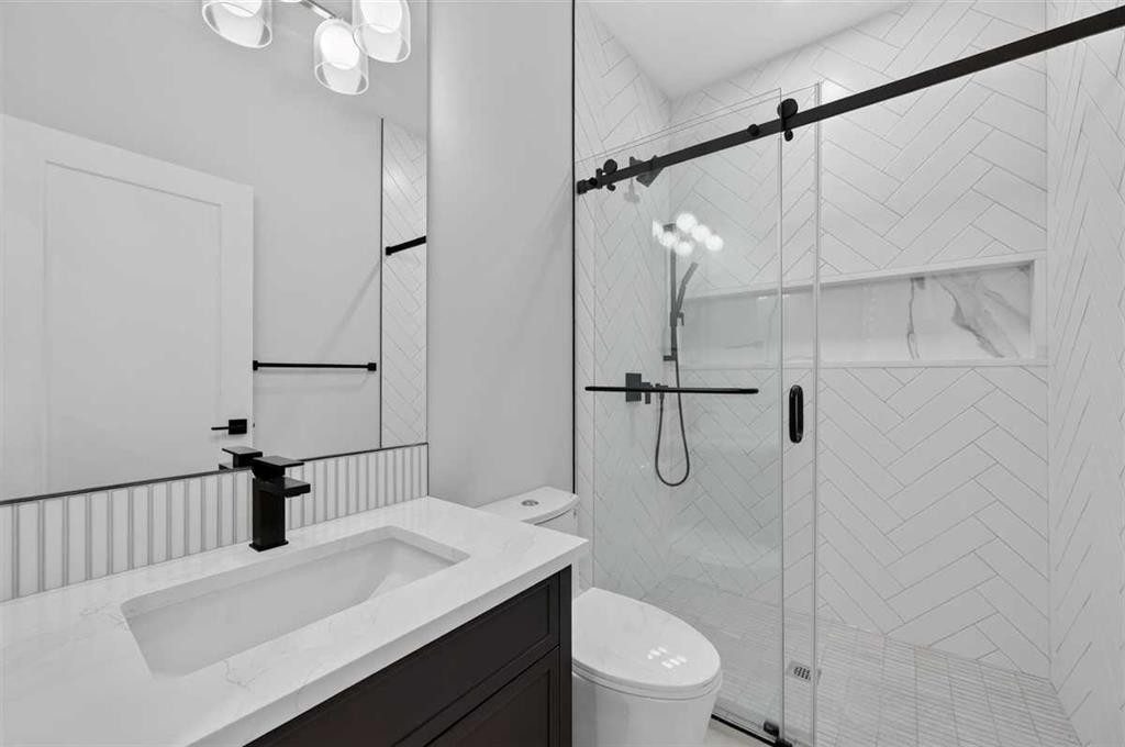 924 33A Street Nw, Calgary, AB - Indoor Photo Showing Bathroom