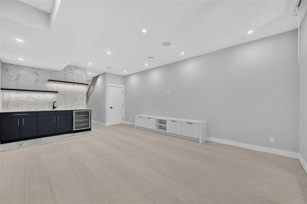 924 33A Street Nw, Calgary, AB - Indoor Photo Showing Other Room