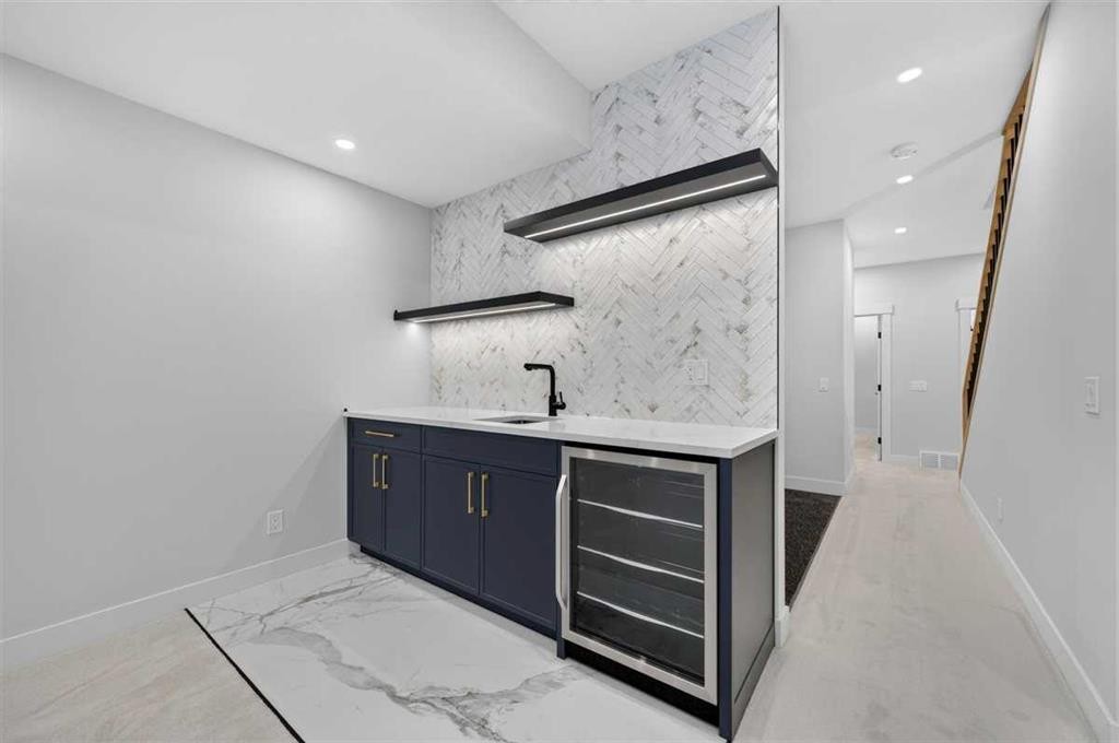 924 33A Street Nw, Calgary, AB - Indoor Photo Showing Other Room
