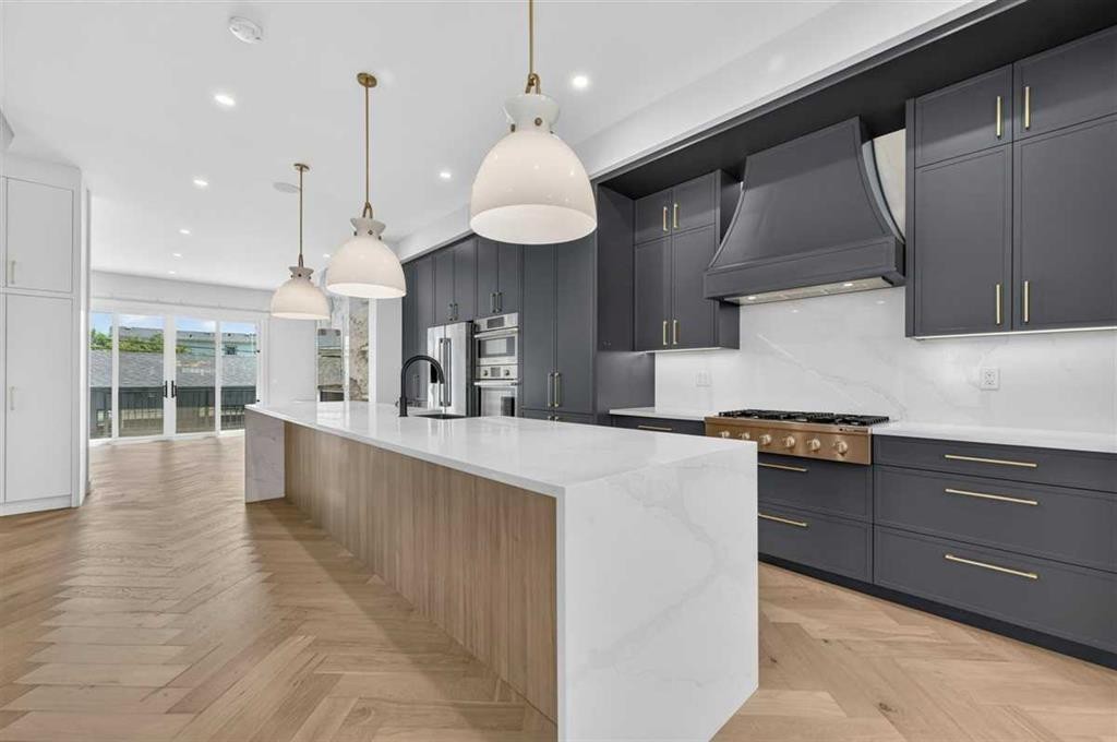 924 33A Street Nw, Calgary, AB - Indoor Photo Showing Kitchen With Upgraded Kitchen